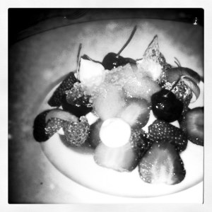 hotel-la-villa-calvi-table-de-bastien-dessert-fruits-rouges